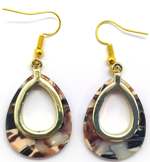 Paire de boucles en forme de gouttes couleur marron en résine acrylique.