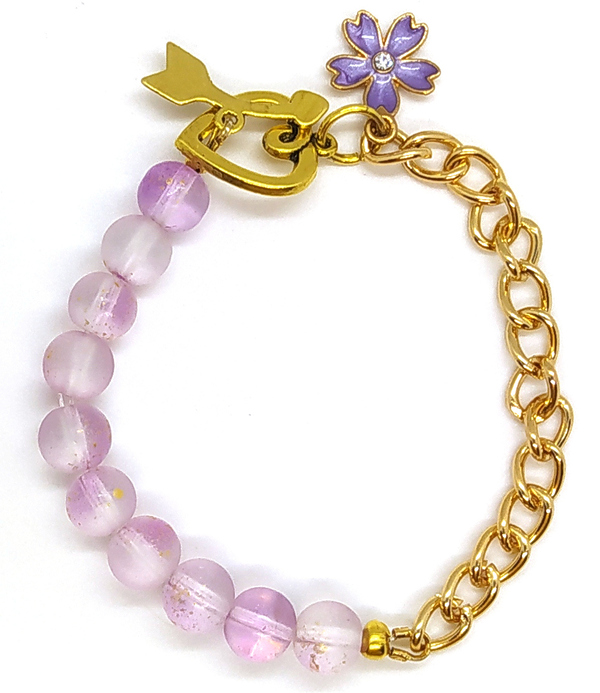 Bracelet perles en verre dépoli de couleur mauve avec chainette.