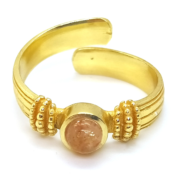 Bague réglable en laiton avec une finition doré sertie d'une pierre naturelle Sun stone.