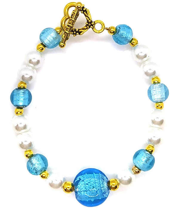 Bracelet perles nacrées et blanches et perles bombées feuille d'argent Aquamarine.