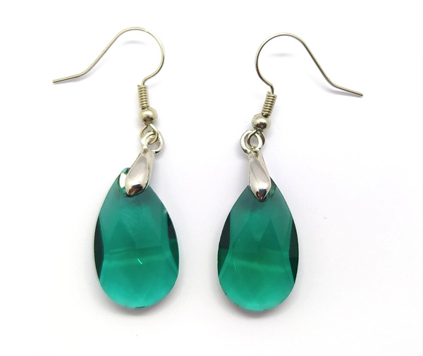 Boucles d'oreilles pendantes larmes a facettes verre cristal verte