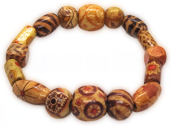 Bracelet élastique en perles en bois à motifs colorés.