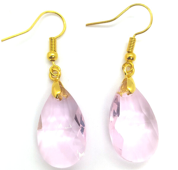 Boucles d'oreilles larme de couleur rose en cristal.